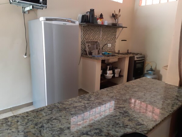 Jääkaappi, mikroaaltouuni, tehosekoitin