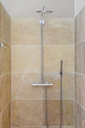 タオル、石鹸、シャンプー、トイレットペーパー