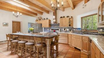 KylskÄp, ugn, diskmaskin och kaffe- och tebryggare