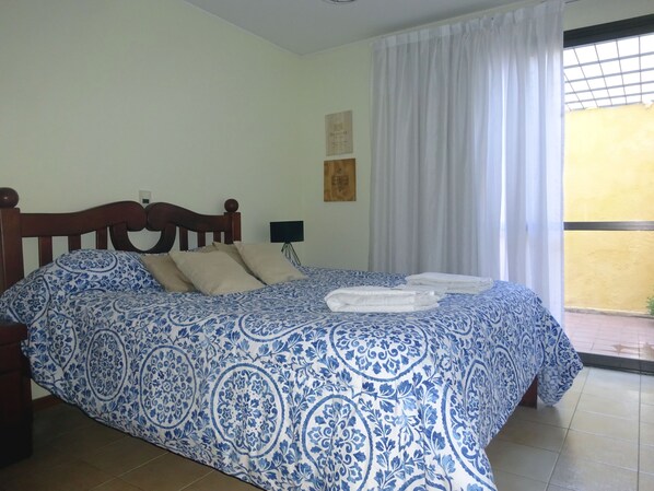 1 habitación, acceso a internet y ropa de cama