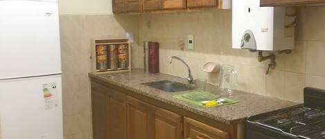 冷蔵庫、オーブン、コンロ、コーヒー / ティーメーカー