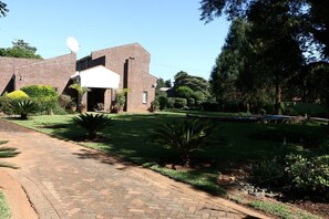 Property grounds - The Riverton Garden Suite (Harare East)
