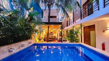 Una piscina al aire libre (de 09:00 a 21:00), tumbonas