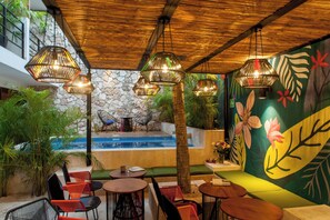 屋外プール、営業時間 9:00 ～ 21:00、サンラウンジャー