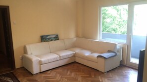 TV, video library - Beautiful 3 bedrooms & living & kitchen (Oradea)