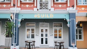 Un edificio con un cartel que dice “the GUILD” sobre la entrada.