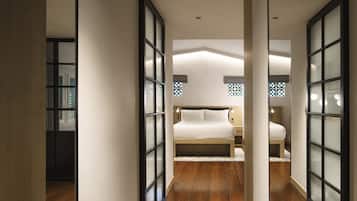 Un dormitorio moderno con una cama grande, mesitas de noche y suelo de madera.
