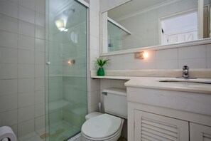 Dusche, Haartrockner, HandtĂŒcher, Seife