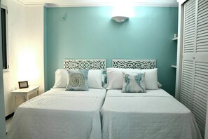3 chambres, coffres-forts dans les chambres, fer et planche à repasser