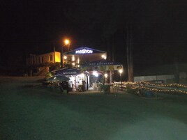 Fachada da propriedade à noite