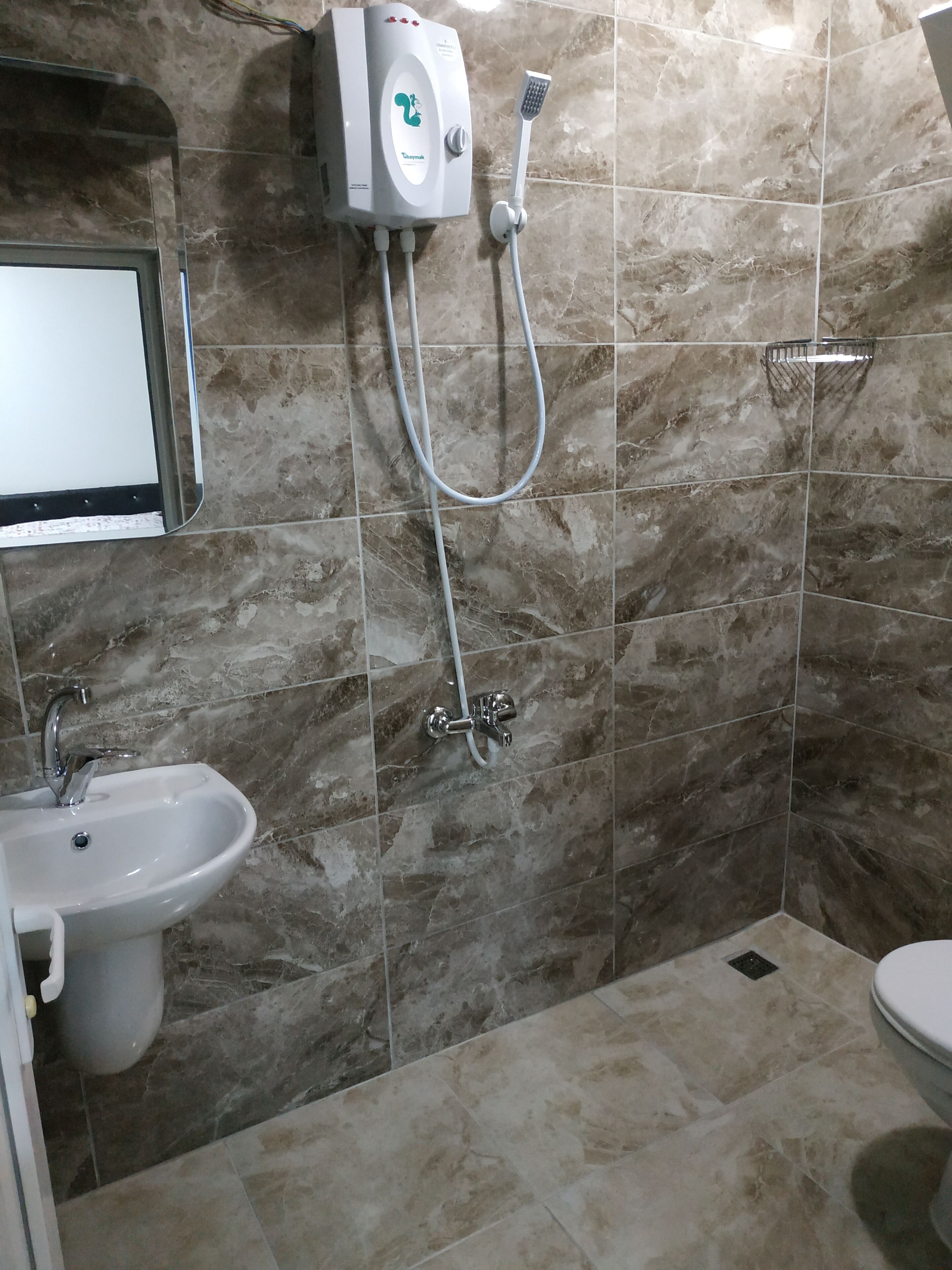 Douche, sèche-cheveux, chaussons, serviettes fournies