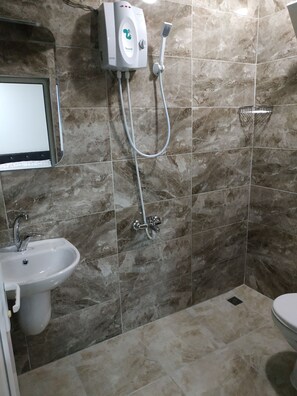 Shower, pengering rambut, sandal, dan handuk