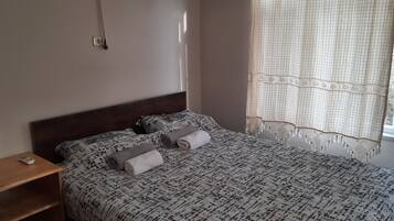 Iron/ironing board, bed sheets