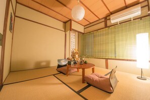 2 bedrooms, down duvets, desk, free WiFi - Kyo Machiya Nijo (Kyoto)