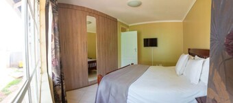 Appartement de 2 chambres entièrement meublé et sécurisé, très proche du centre commercial.