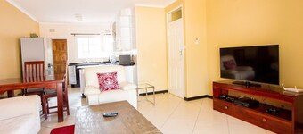 Appartement de 2 chambres entièrement meublé et sécurisé, très proche du centre commercial.