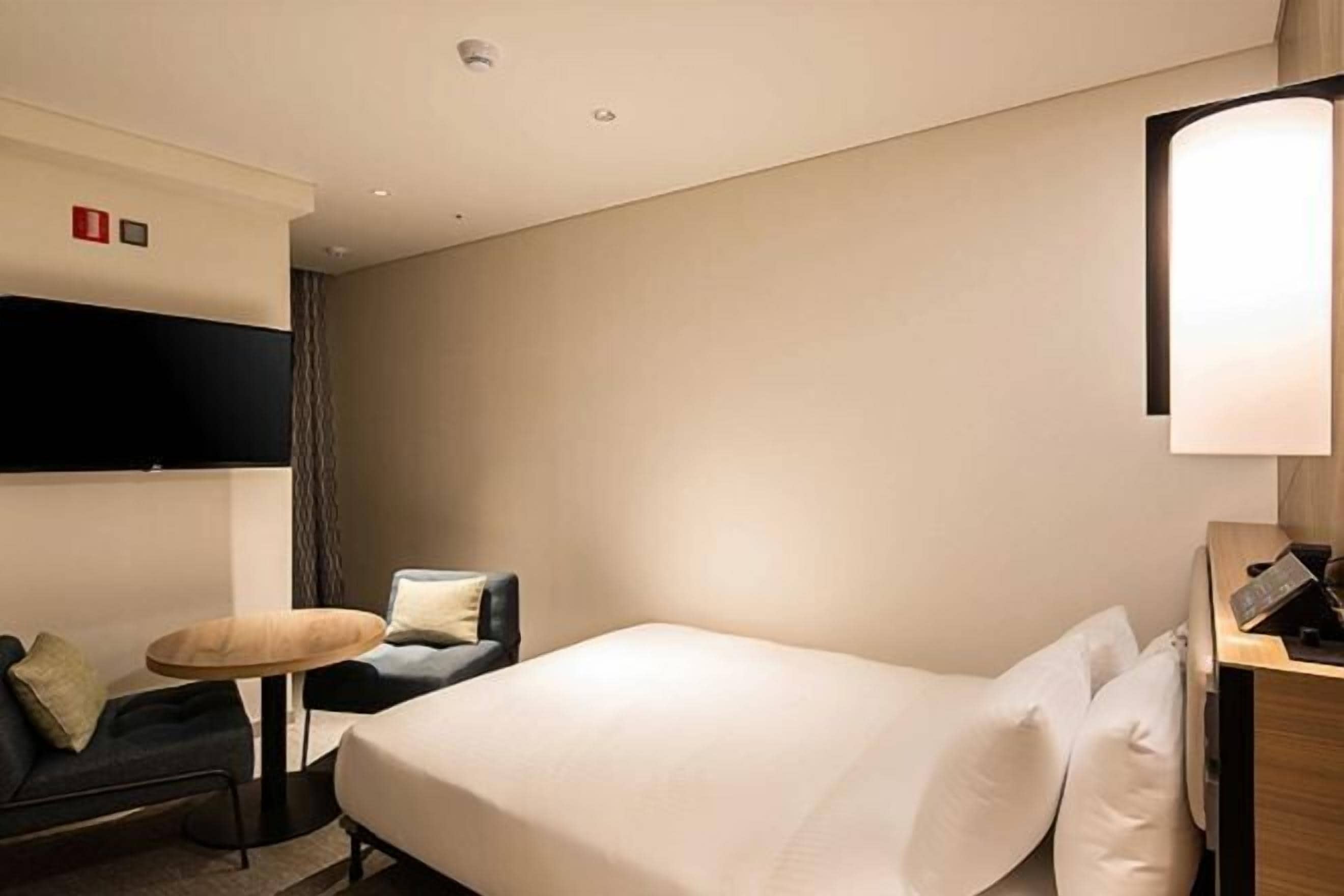 In-room safe, soundproofing, free WiFi, bed sheets