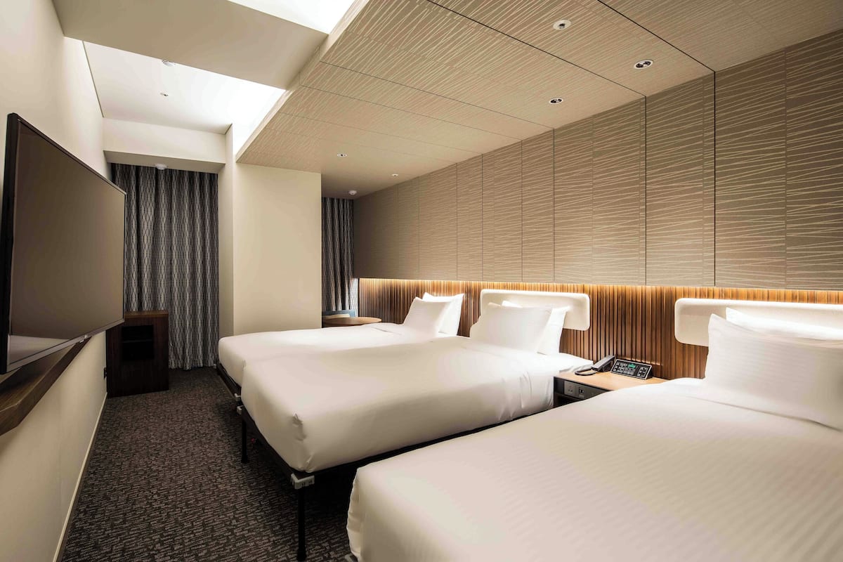 Chambre Deluxe avec lits jumeaux, plusieurs lits (- 3 Person Credit Cards Only) | Coffres-forts dans les chambres, chambres insonorisées, Wi-Fi gratuit