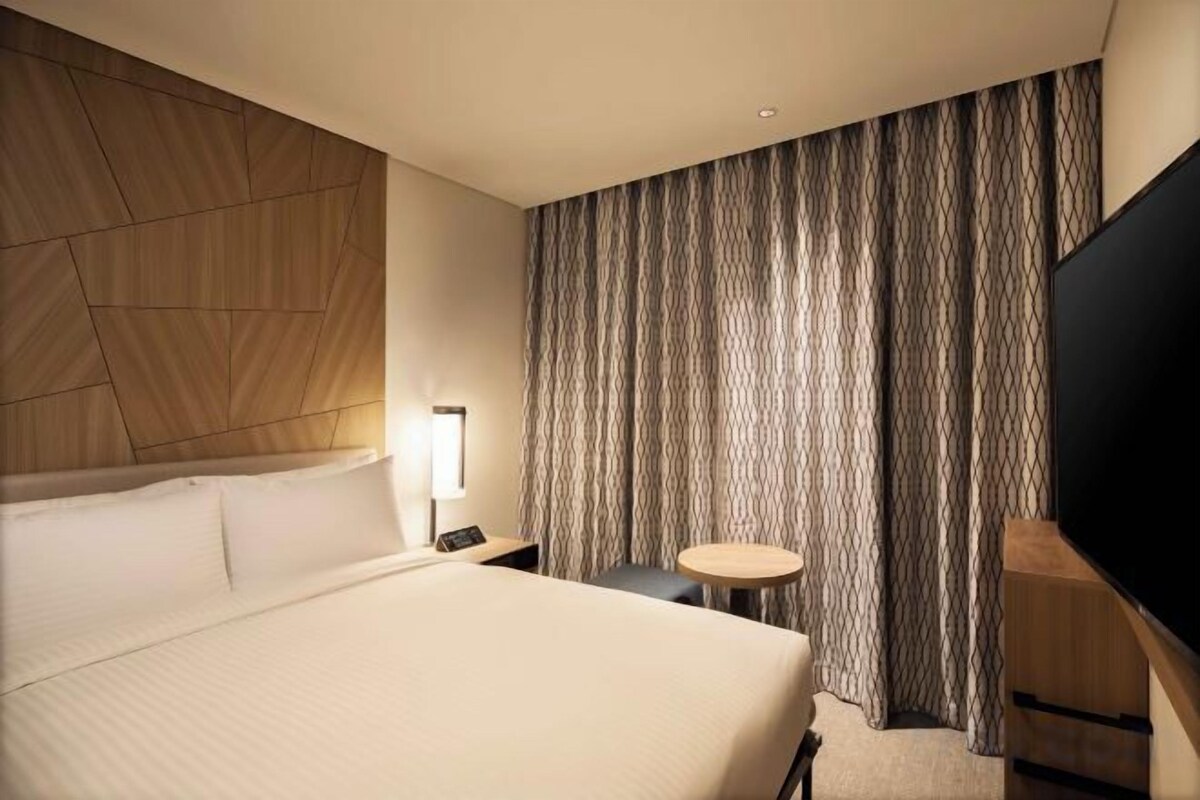 In-room safe, soundproofing, free WiFi, bed sheets