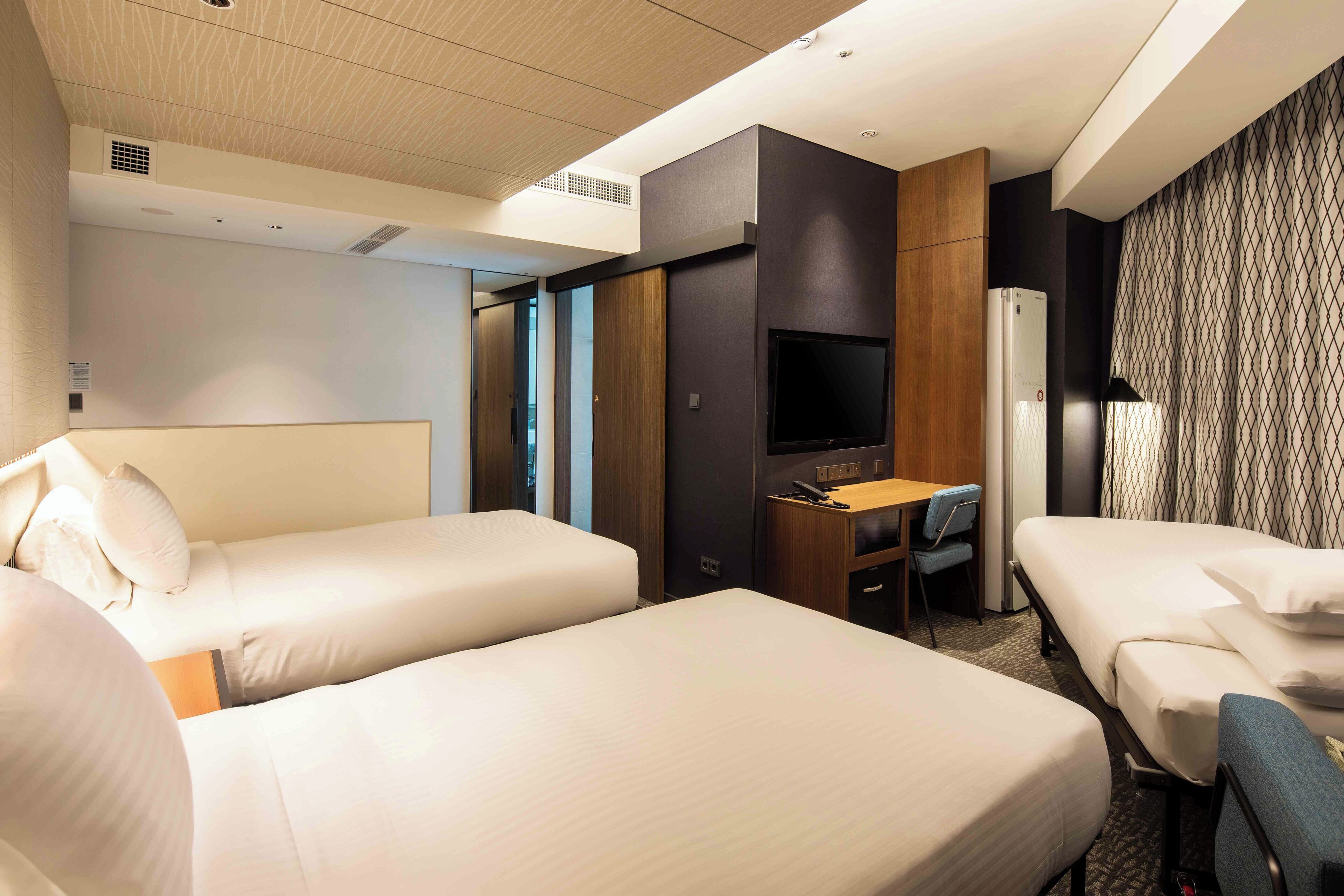 Habitación con 2 camas individuales, vistas a la ciudad (Corner - 3 Person Credit Cards Only) | Caja fuerte, sistema de insonorización, wifi gratis y ropa de cama