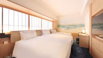 Habitación de hotel con una cama grande, un escritorio y una ventana con persianas.