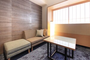 Down comforters, in-room safe, desk, blackout drapes