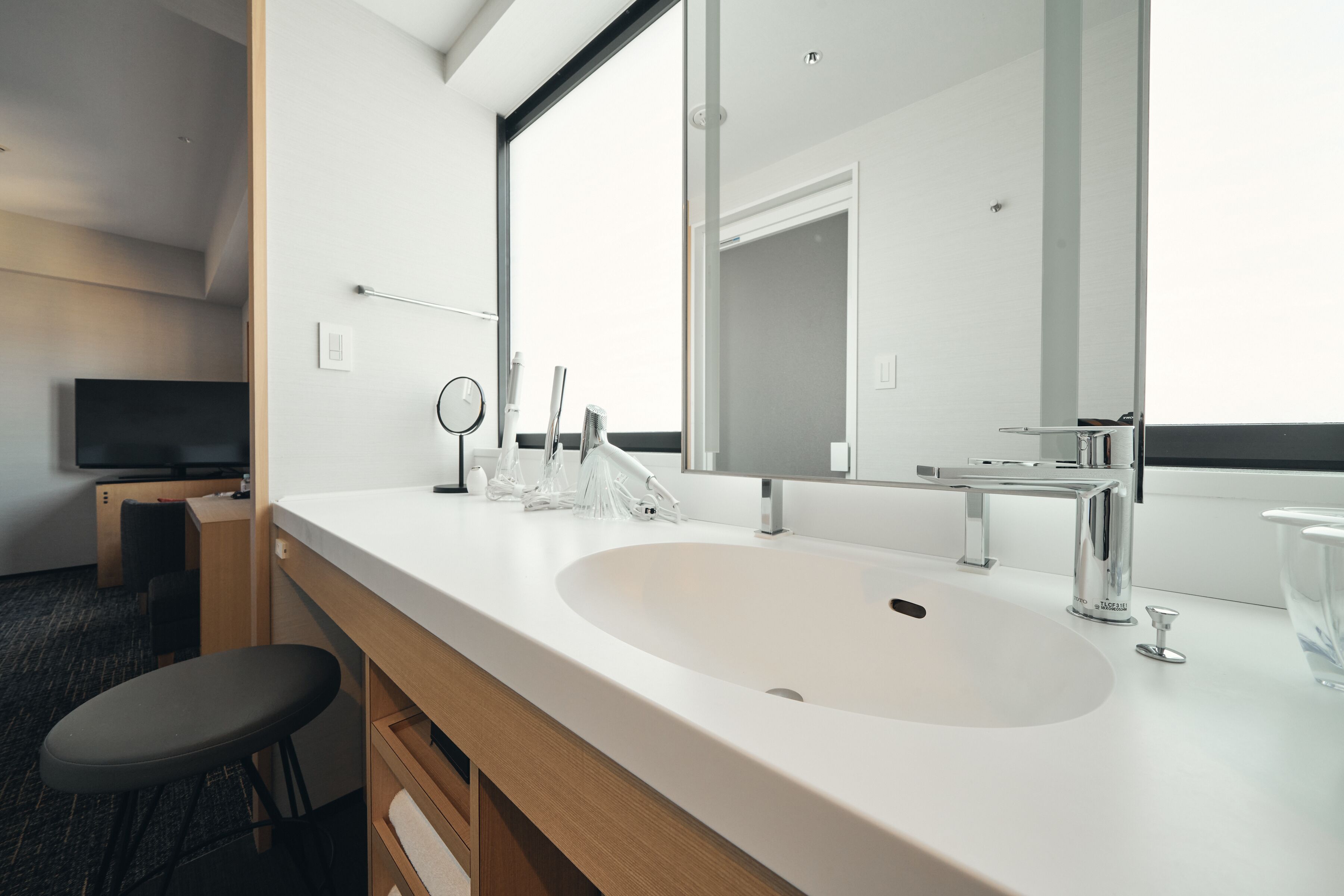 superior twin room, non smoking | bathroom | separate bathtub and shower, free toiletries, hair dryer, slippers