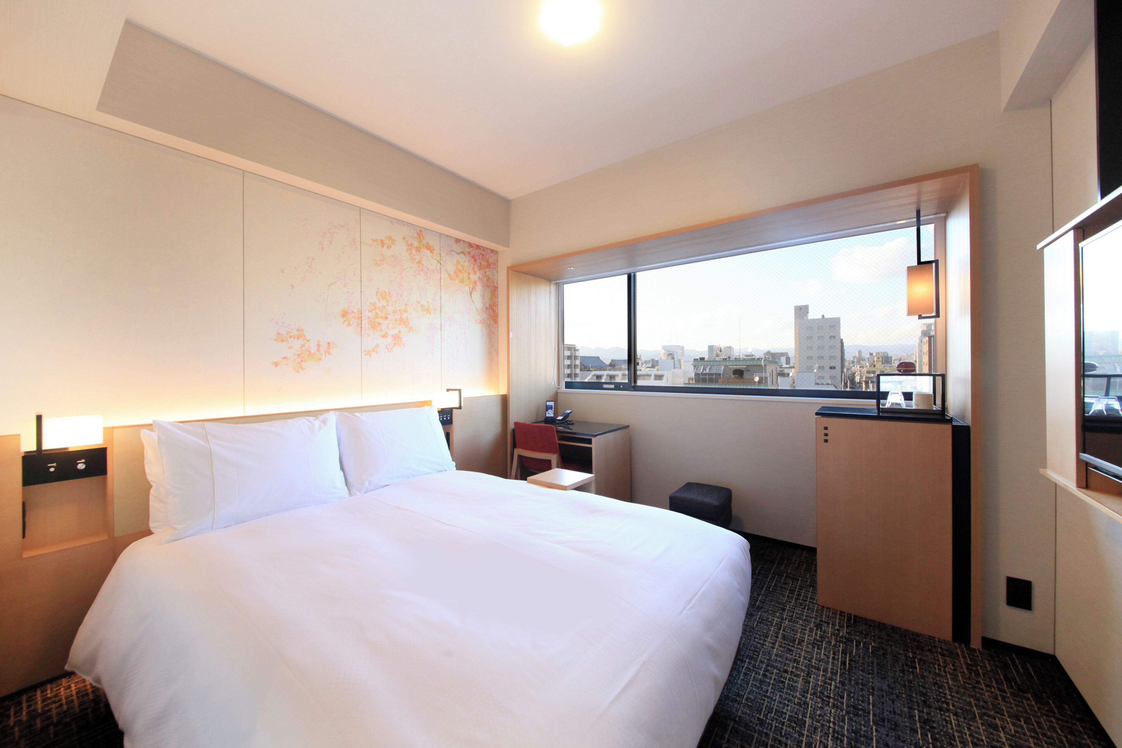 Down comforters, in-room safe, desk, blackout drapes