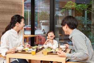 Daily buffet breakfast (JPY 3500 per person)