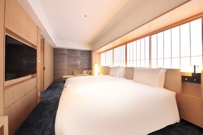 Cubrecamas, caja de seguridad en la habitación y escritorio 