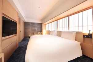 Down comforters, in-room safe, desk, blackout drapes