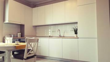 Réfrigérateur, four, lave-vaisselle, cafetière/bouilloire