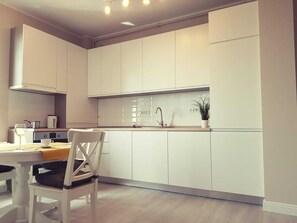 Kjøleskap, ovn, oppvaskmaskin og kaffetrakter/tekoker