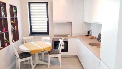 Apartamento nuevo con vistas al mar negro, Makerel, a solo 100 metros del mar.