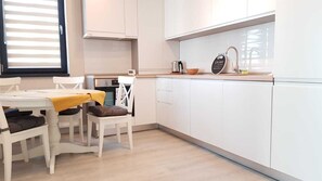 Dining - New apartment overlooking the Black Sea, Makerel, just 100 meters from the sea (Mamaia-Sat)