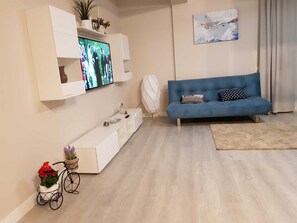 TV - New apartment overlooking the Black Sea, Makerel, just 100 meters from the sea (Mamaia-Sat)