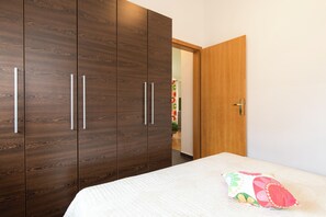 2 bedrooms, in-room safe, WiFi, bed sheets - Charming Family Apartment, Baska view, 150m from the sandy beach (BASKA)