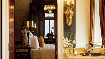 1 Schlafzimmer, hochwertige Bettwaren, Zimmersafe, individuell dekoriert