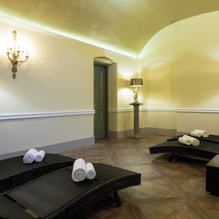 Sauna, steam room, body treatments, facials, 4 treatment rooms, massages