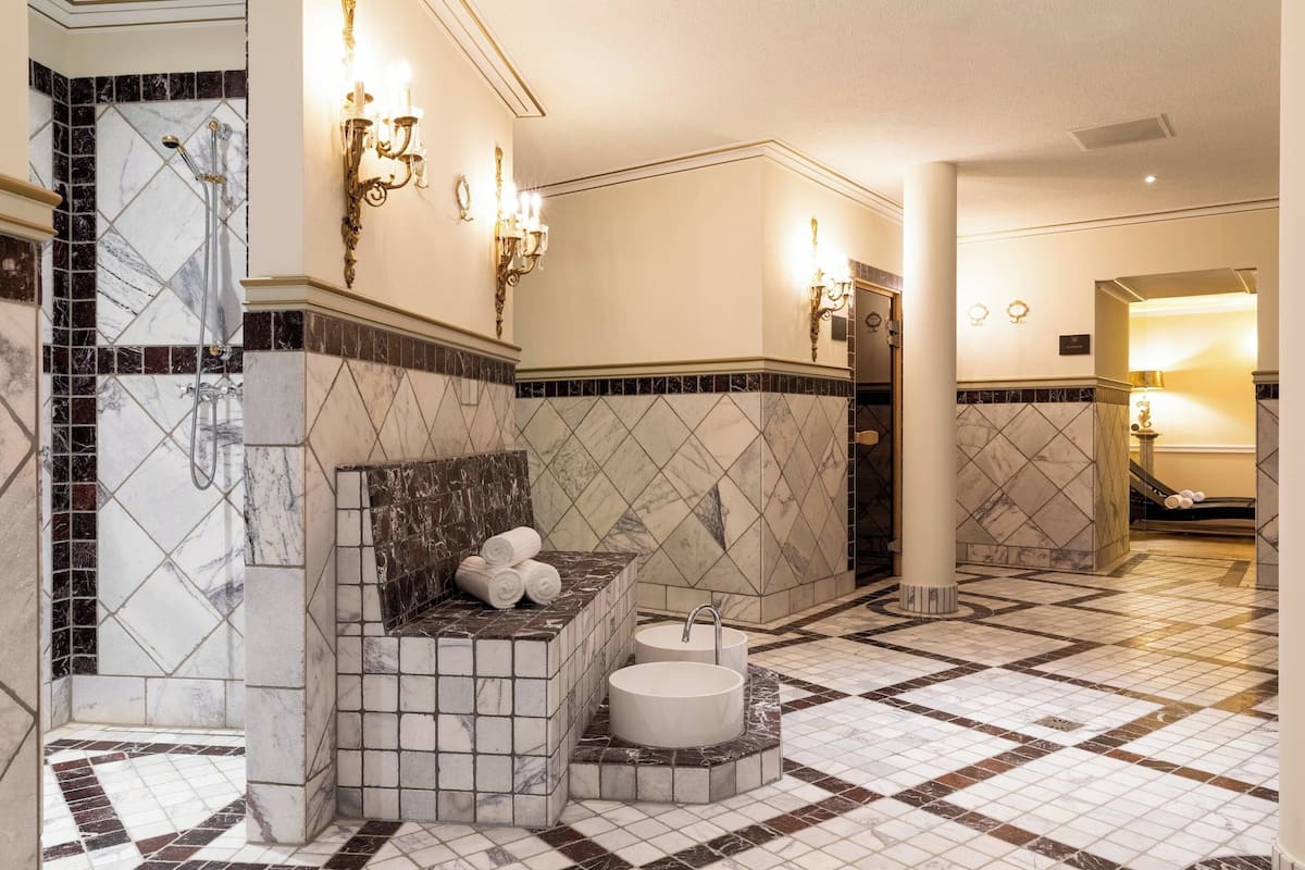 sauna, steam room, body treatments, facials, 4 treatment rooms, massages