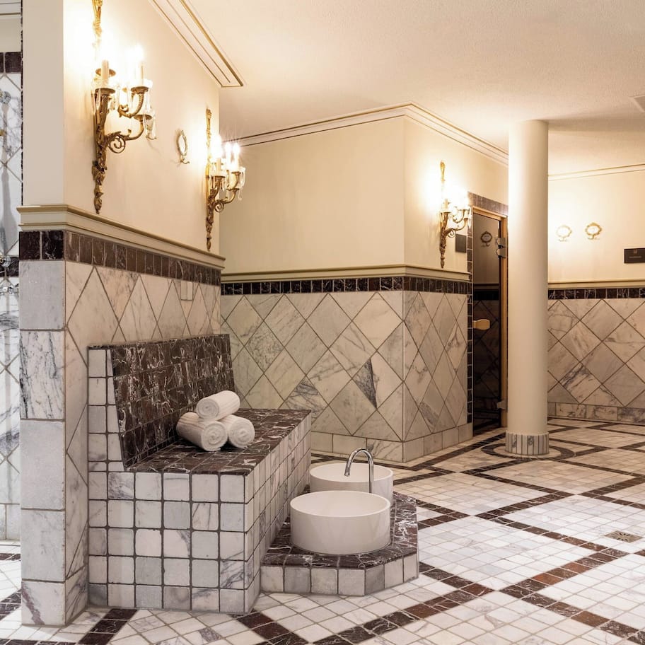 Sauna, steam room, body treatments, facials, 4 treatment rooms, massages