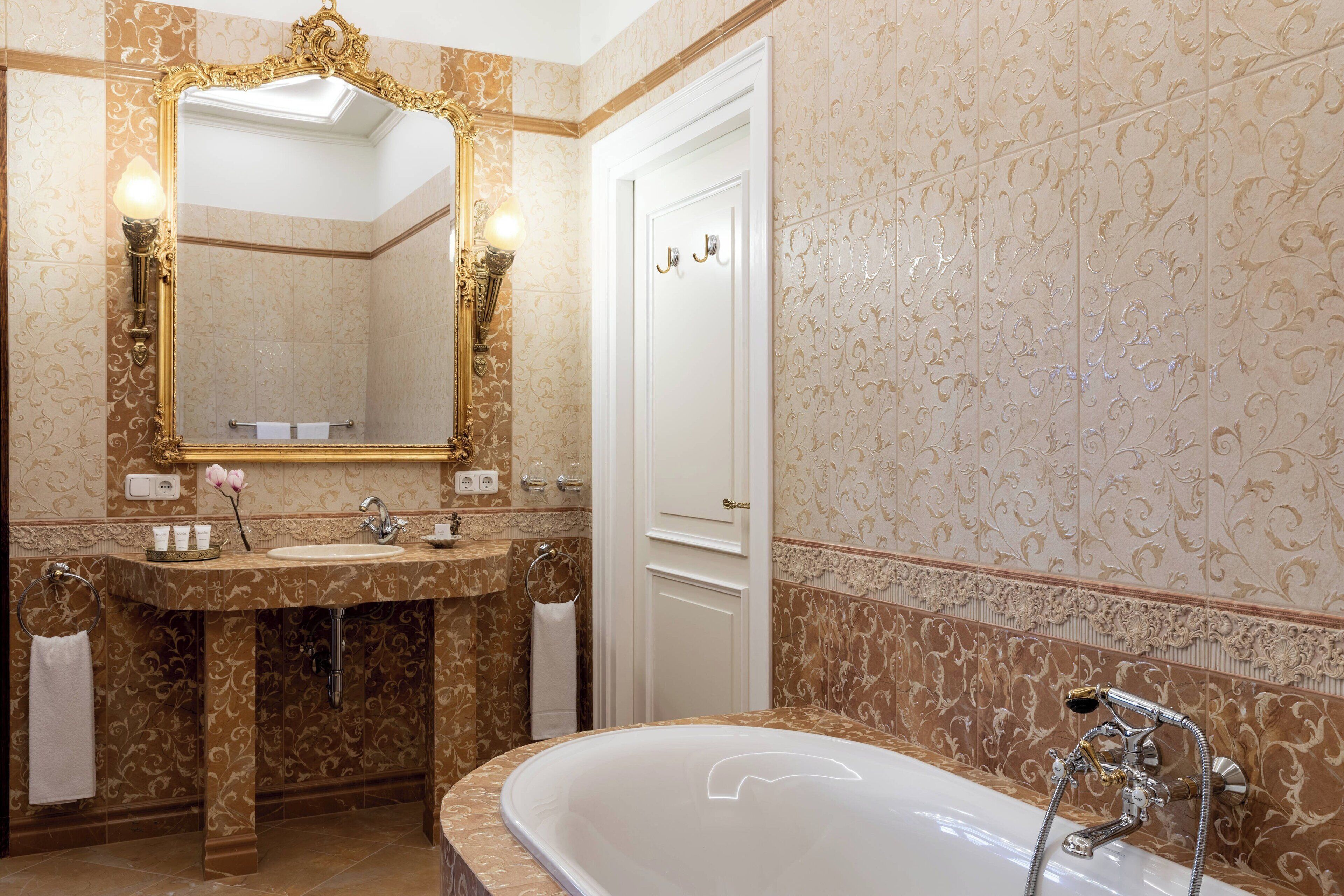 suite, 1 bedroom | bathroom | combined shower/bathtub, designer toiletries, hair dryer, bathrobes