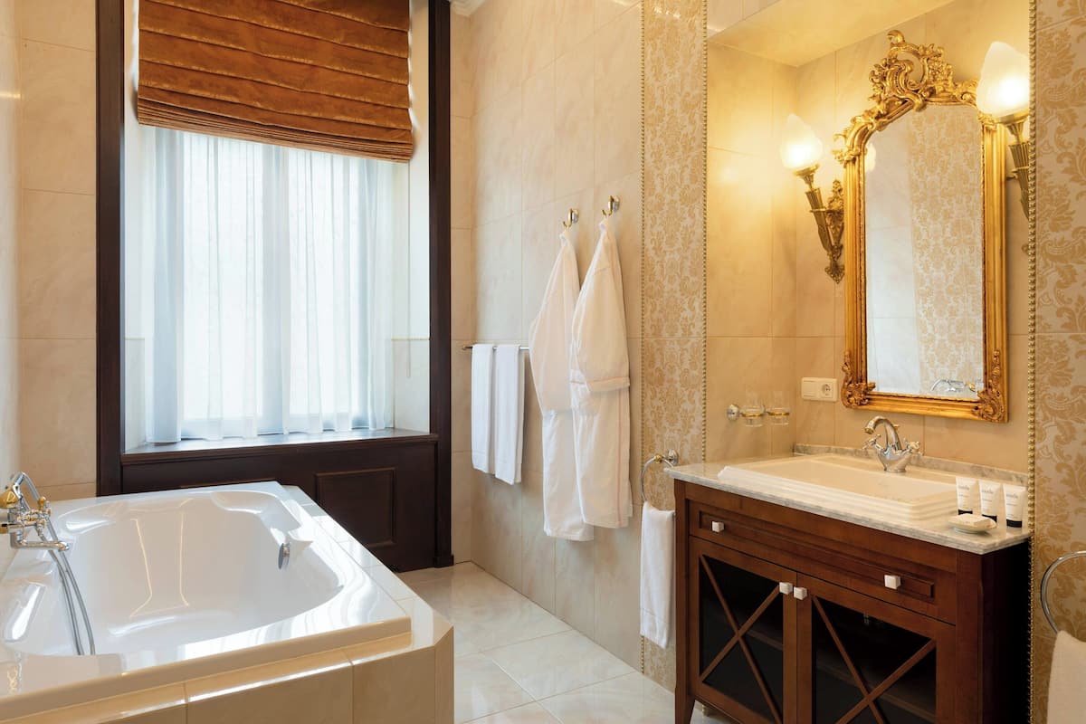 room, 1 king bed, vineyard view | bathroom | combined shower/bathtub, designer toiletries, hair dryer, bathrobes