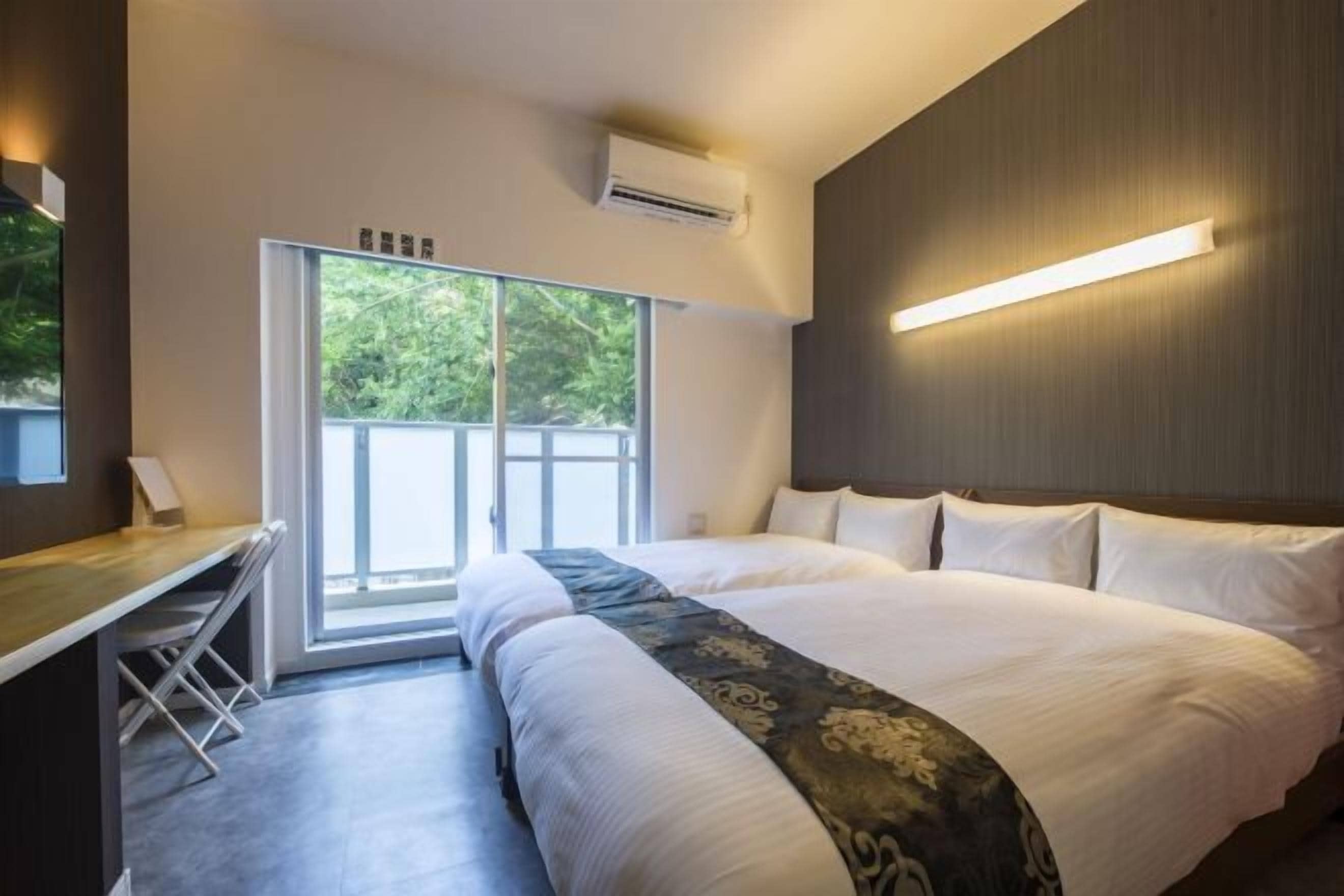 Meja kerja, ruang kerja ramah laptop, dan tirai kedap cahaya