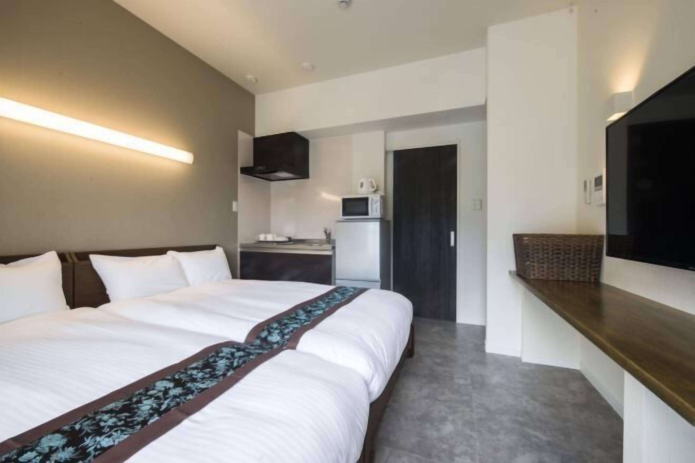 Meja kerja, ruang kerja ramah laptop, dan tirai kedap cahaya