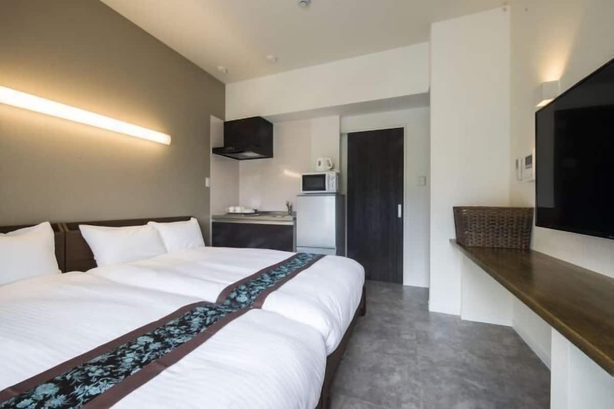 1 dormitori, escriptori i espai de treball apte per a portàtils