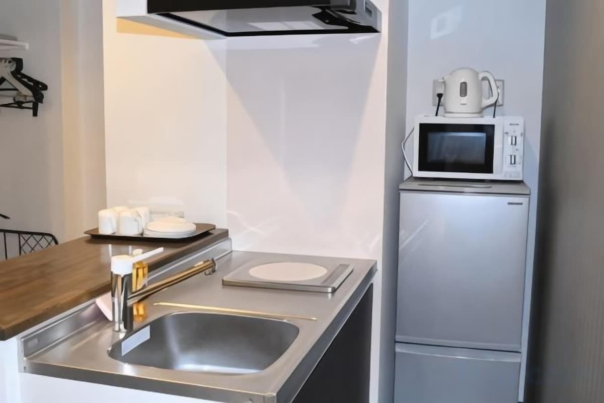 Privékeuken | Een koelkast, een microgolfoven, een waterkoker