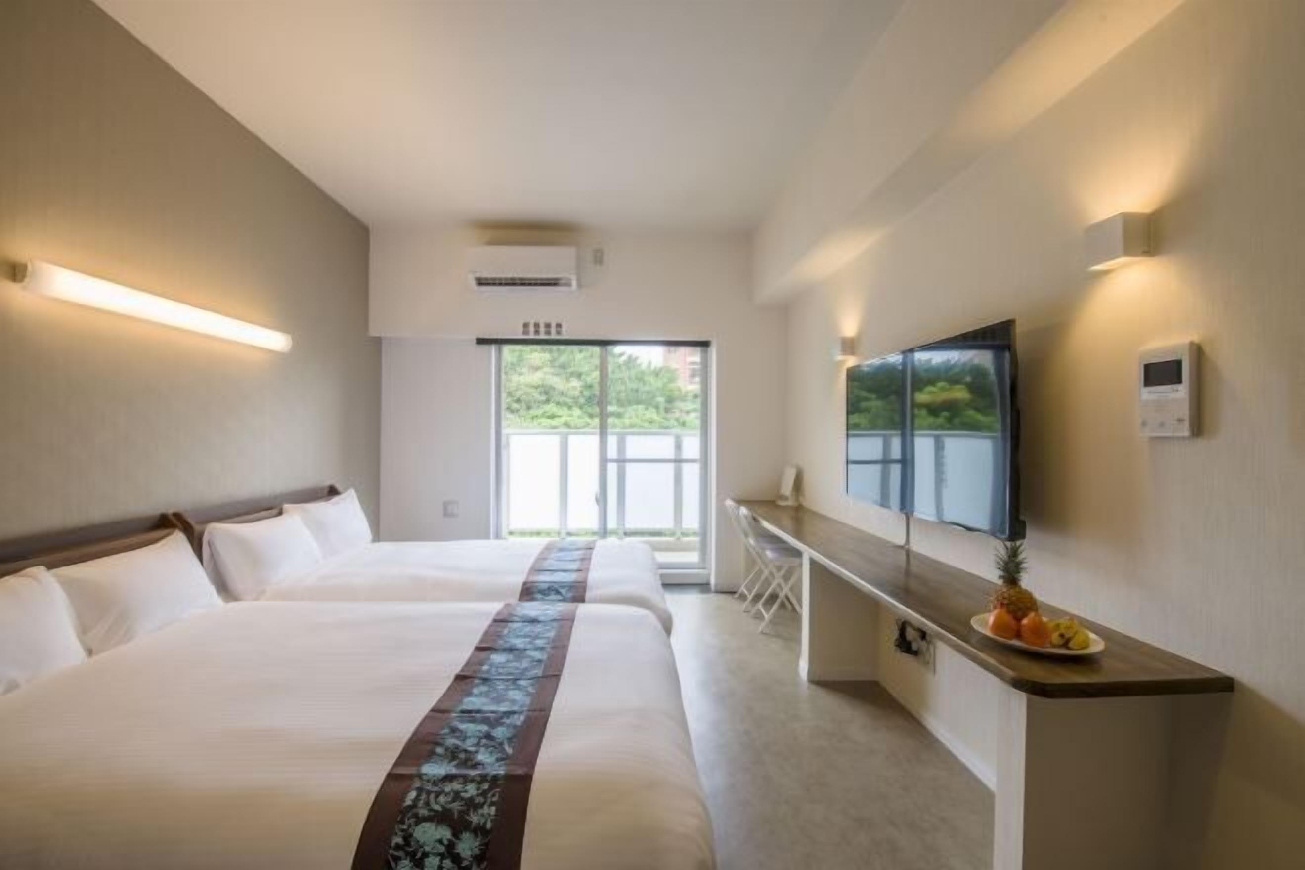 Meja kerja, ruang kerja ramah laptop, dan tirai kedap cahaya