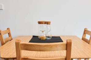 Căn hộ Deluxe, 2 phòng ngủ, quang cảnh thành phố | Khu vực ăn uống tại phòng