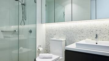 Deluxe Apartment, 2 Bedrooms, City View | Bathroom | Shower, towels, toilet paper